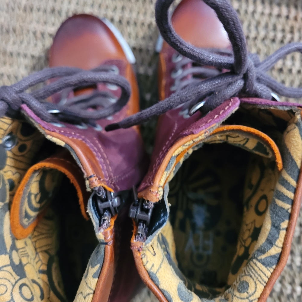 Boots - Picture 6 of 9